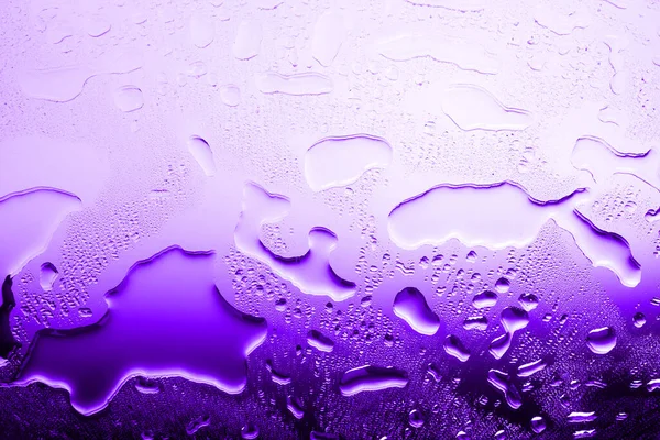 Влажная Стеклянная Поверхность Капельками Воды Фиолетовый Градиент Текстура Пролитой Воды — стоковое фото