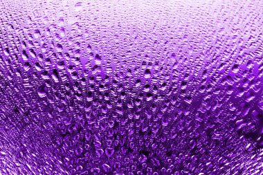 Su veya yağmur damlalarında ıslak cam, parlak mor renk, stüdyo ışığı, gradyan, ıslak ayna yüzey dokusu yakın plan