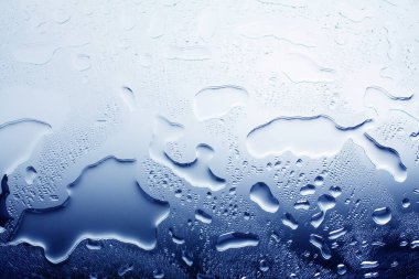 Su damlalarında ıslak cam yüzey, mavi gradyan, serin ya da soğuk suyun çizimi, dökülen suyun dokusu, soyut arkaplan, yerleşim, pankart, duvar kağıdı, makroyu kapat