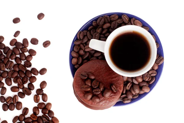 Μαύρο Κέικ Καφέ Και Σοκολάτας Και Κόκκους Καφέ Λευκό Φόντο — Φωτογραφία Αρχείου