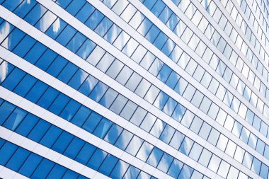 Cam ayna gökdelen duvarı mavi gökyüzü ve beyaz bulutların yansıması yakın çekim, modern iş merkezi görünümü, finans şehri bölgesi, ticari şehir tasarımı, geometrik doku deseni, kopyalama alanı