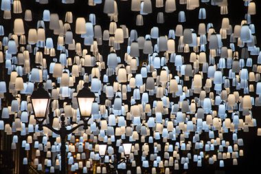 Birçok parlak yanan ışık mavi ve sarı fenerler siyah gökyüzünde asılı arka planda yakın plan, şehir tatil tasarımı illüstrasyon, güzel festival sokak dekorasyonu, kutlama afişi