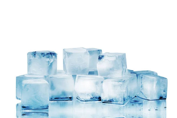 白いガラス鏡の背景の上に氷のキューブ反射分離されたクローズアップ 透明凍結溶融砕いた青氷のキューブ クリアこぼれた水滴 冷たい新鮮な飲料成分 コピースペース — ストック写真