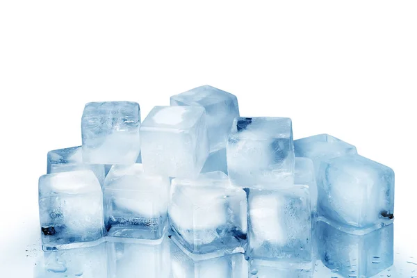 反射と白いガラスミラーの背景に氷のキューブを閉じ 青色の透明凍結砕いた氷のキューブの多くは 明確なこぼれた水滴 冷たい鮮度飲料成分 コピースペースを分離 — ストック写真