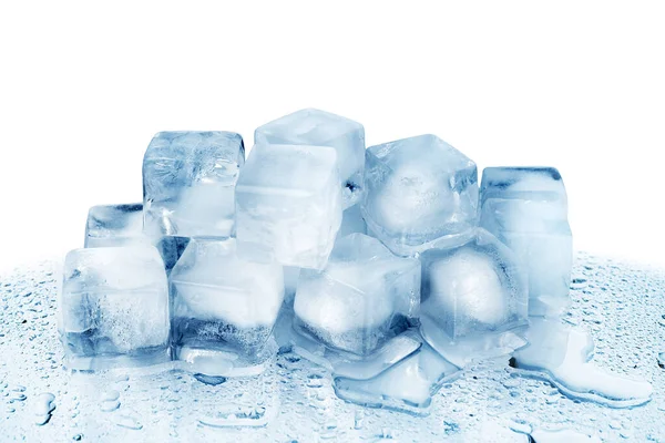 白いガラス鏡の背景に反射が隔離された氷のキューブを閉じると 透明凍結砕いた青の氷のキューブ クリア溶融流出冷たい水滴 冷たい新鮮な飲み物成分 コピースペース — ストック写真