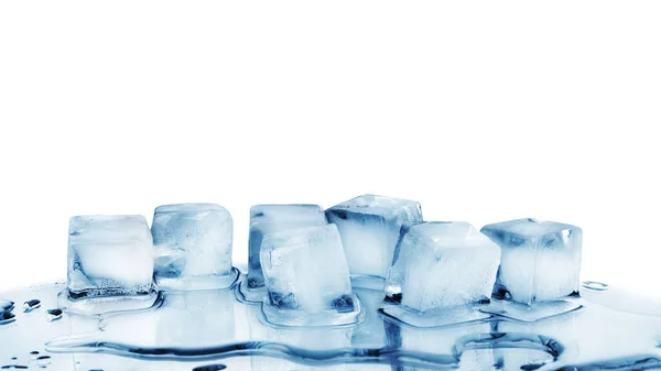 白いガラス鏡の背景の上に氷のキューブ反射分離されたクローズアップ 透明凍結溶融砕いた青氷のキューブ クリアこぼれた水滴 冷たい新鮮な飲料成分 コピースペース — ストック写真