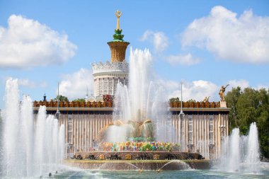 MOSCOW, RUSSIA - 16 Haziran 2019: Çeşme Taşı Çiçeği ve Ukrayna Pavyonu mavi gökyüzü ve bulutların arkaplan panoramik görünümü, yaz güneşli günü, Ulusal Ekonomi Sergisi