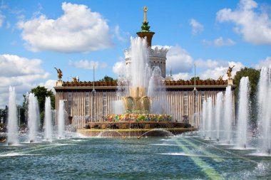 MOSCOW, RUSSIA - 16 Haziran 2019: Çeşme Taşı Çiçeği ve Ukrayna Pavyonu mavi gökyüzü ve bulutların arkaplan panoramik görünümü, yaz güneşli günü, Ulusal Ekonomi Sergisi