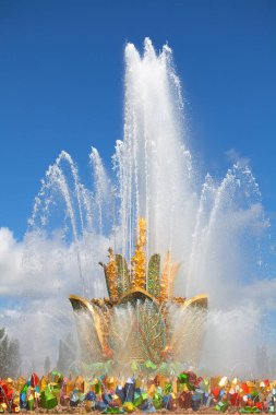 MOSCOW, RUSSIA - 16 Haziran 2019: Çeşme Taşı Çiçeği yazın mavi gökyüzünde güneşli bir gün ve bulutların ardında, Ulusal Ekonominin Başarı Sergisi, ünlü güzel bir kent simgesi