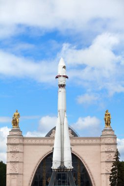 Moskova, Rusya - 16 Haziran 2019: Vostok Fırlatma Aracı gerçek boyutlu model, Doğu Taşıyıcı Roket Planı, Güneşli yaz günü arka plan, Ulusal Ekonomi VDNKh Parkı Başarı Sergisi
