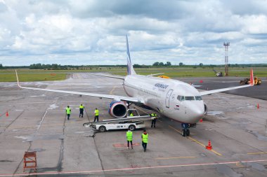 NOVOSIBIRSK, RUSSIA - 9 Haziran 2019: Tolmachevo Havaalanı, N. Leskov, Aeroflot Airlines, bagaj yükleme, Moskova, Rusya 'ya uçuş