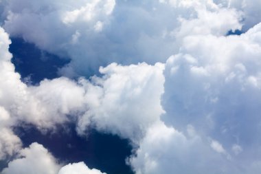 Mavi gökyüzünde beyaz bulutlar yakın plan, gökyüzünde kümülüs bulutları, güneşli cennet manzarası, yukarıdan güzel hava bulutlu manzara, uçaktan parlak bulutlu gökyüzü manzarası, kopyala uzay