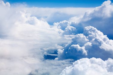 Mavi gökyüzünde beyaz bulutlar, gökyüzünde kümülüs bulutları, yukarıdan güzel bulutlu manzara, güneşli cennet manzarası, uçaktan parlak bulutlu gökyüzü manzarası, kopyala uzay