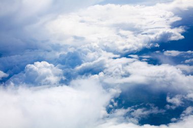 Mavi gökyüzünde beyaz bulutlar, gökyüzünde kümülüs bulutları, yukarıdan güzel bulutlu manzara, güneşli cennet manzarası, uçaktan parlak bulutlu gökyüzü manzarası, kopyala uzay