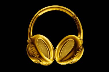 Siyah arkaplandaki altın renkli kablosuz kulaklıklar yakından izole edilmiş, lüks metal bluetooth kulaklık, modern yüksek kalite wi-fi sarı kulaklık, sesli müzik sembolü, stereo ses elektroniği işareti