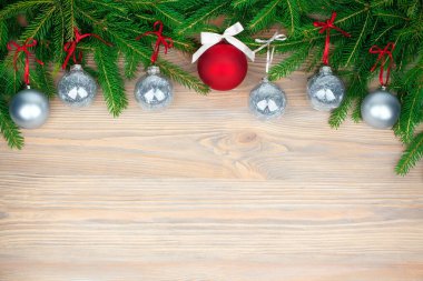 Noel ziyafeti sınırı, yeni yıl dekoratif çerçevesi, gümüş ve kırmızı toplar, yeşil köknar dallarıyla süslenmiş yeşil köknar dalları, yakın plan, tebrik kartı tasarımı, metin için kopyalama alanı