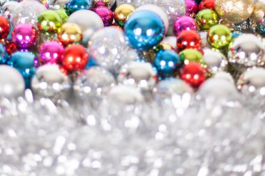 Noel ve yeni yıl şablonu, parlak renkli cam toplar ve süslemeler, bulanık bokeh arka planda ışıklar ve parıltılar, kapat