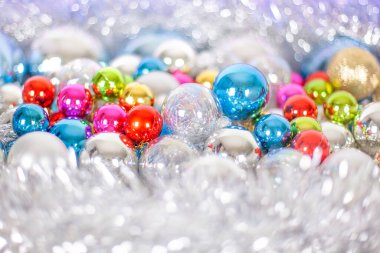 Noel ve yeni yıl şablonu, parlak renkli cam toplar ve süslemeler, bulanık bokeh arka planda ışıklar ve parıltılar, kapat