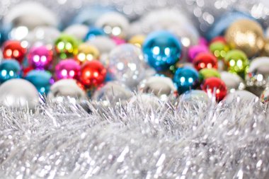 Noel ve yeni yıl şablonu, parlak renkli cam toplar ve süslemeler, bulanık bokeh arka planda ışıklar ve parıltılar, kapat