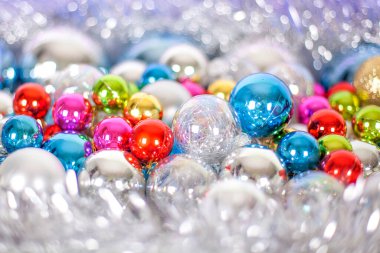 Noel ve yeni yıl şablonu, parlak renkli cam toplar ve süslemeler, bulanık bokeh arka planda ışıklar ve parıltılar, kapat
