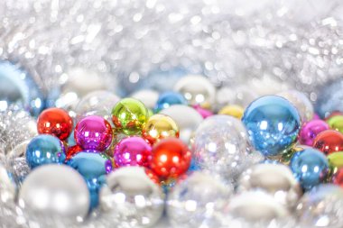 Noel ve yeni yıl şablonu, parlak renkli cam toplar ve süslemeler, bulanık bokeh arka planda ışıklar ve parıltılar, kapat