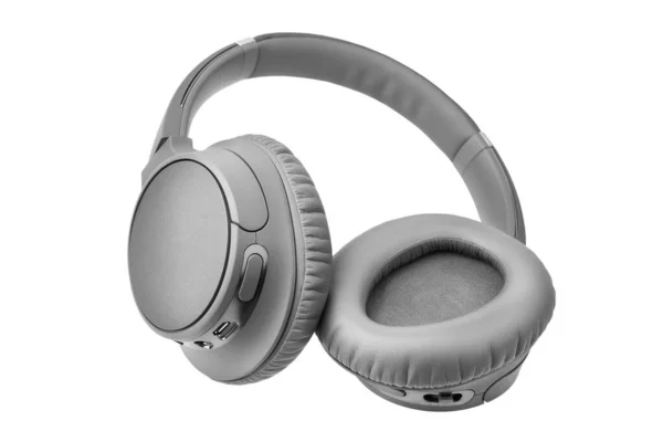 白い背景にグレーのワイヤレスヘッドフォンを隔離されたクローズアップ 大きな革の耳パッドクッションデザインのグレーのブルートゥースヘッドセット 現代の黒のWi Fiステレオサウンドイヤフォンサイドビュー オーディオ音楽デバイス — ストック写真