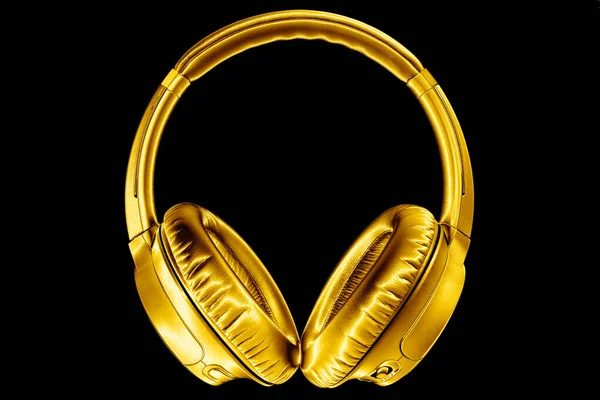 黒の背景に金色の光沢のあるワイヤレスヘッドフォンを密接に隔離された 豪華な金の金属のブルートゥースヘッドセット 現代的なハイエンドのWi Fi黄色のイヤホン オーディオ音楽記号 ステレオサウンドエレクトロニクスサイン — ストック写真