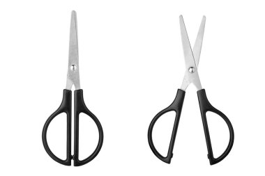 Beyaz arka planda siyah plastik saplı iki gümüş metal, kağıt, kumaş makası, saç kesme makası, terzi terzisi.
