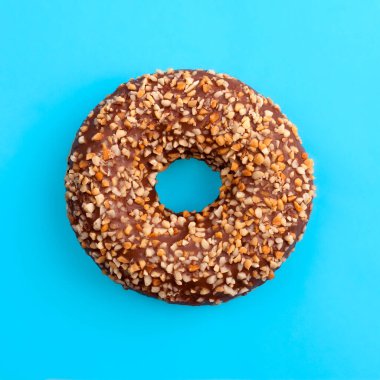 Mavi arka planda fındıklı çikolatalı çörek kare şeklinde.