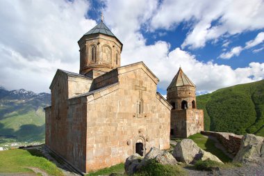 Gergeti Trinity Kilisesi, Tsminda Sameba mavi gökyüzü ve Georgia 'da bulutlar.