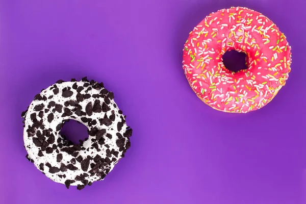 Donuts Rosa Chocolate Sobre Fondo Púrpura Vista Superior — Foto de Stock