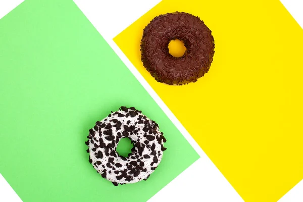 Donuts Una Vista Superior Fondo Verde Amarillo — Foto de Stock
