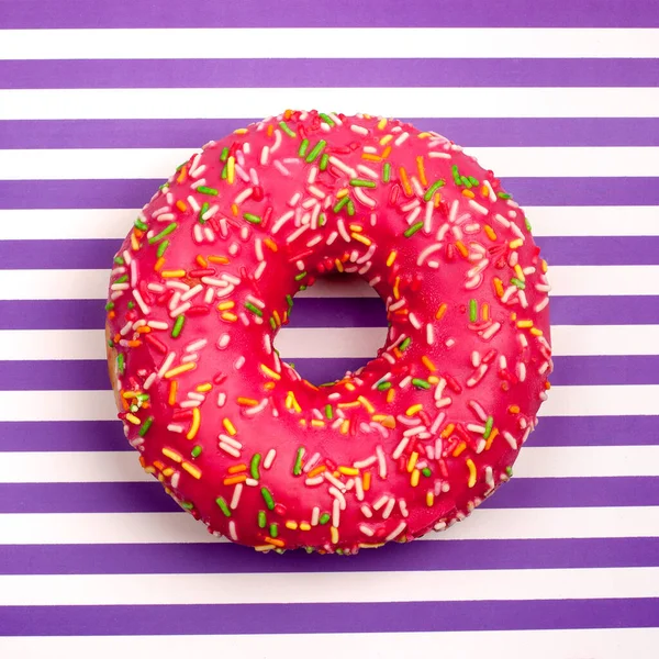 Rosado Donut Multicolor Espolvorea Sobre Fondo Tiras Blanco Púrpura Vista — Foto de Stock