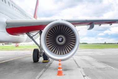 Uçak pistte, uçak pistte, uçak kanadı ve türbini kapat, hava motoru, havacılık bayrağı, seyahat afişi, tatil konsepti, uluslararası havayolu şirketi, yer işleme hizmetleri