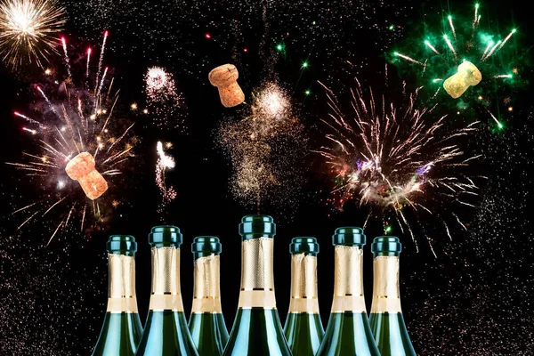Světlý Slavnostní Ohňostroj Obloze Otevření Lahví Šampaňského Létajícími Zátkami Veselý — Stock fotografie