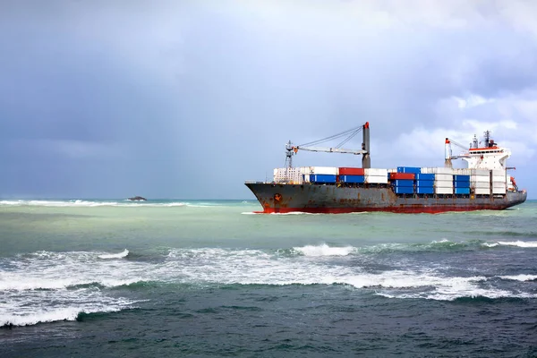 装有集装箱的散装货船在海港 海浪和蓝天的背景下驶入海港 — 图库照片