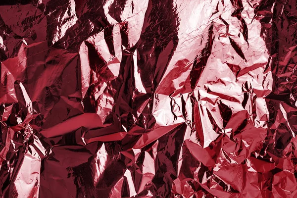 Koyu pembe parlak metalik buruşuk doku efekti, kırmızı buruşuk yumuşak ipeksi arkaplan, şenlikli moda mor parlak arka plan, soyut şarap rengi geometrik metal yüzey tasarımı elementi kapat