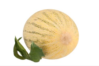 Beyaz arka planda yeşil yapraklı yuvarlak sarı kavun. Yakından izole edilmiş.