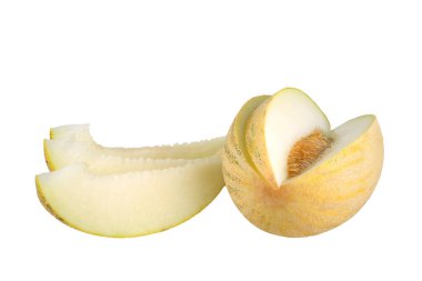 Çekirdekli dilimlenmiş kavun ve beyaz zemin üzerinde kavun dilimleri. Yakından izole edilmiş.