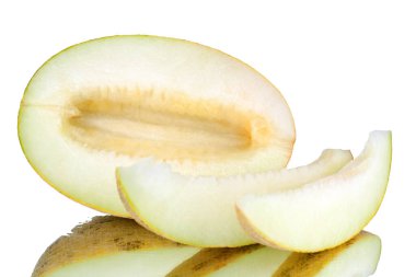 Beyaz ayna arka planında yarım kavun ve kavun dilimleri. Yansıma izole edilmiş. Yakın plan.