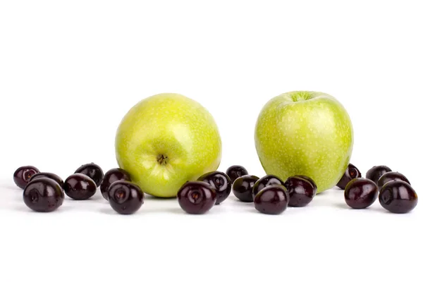 Bayas Cereza Manzana Verde Sobre Fondo Blanco Aislado Cerca Cerezas —  Fotos de Stock