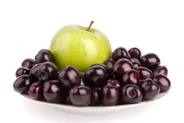 Bayas Cereza Manzana Verde Sobre Fondo Blanco Aislado Cerca Cerezas —  Fotos de Stock