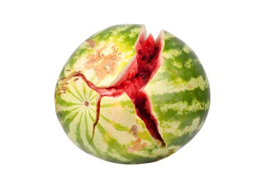 Beyaz ayna arka planında kırılmış karpuz. Yansıma izole edilmiş.