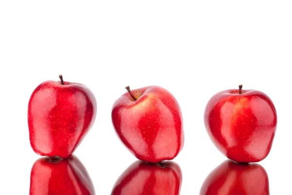 Drei Rote Äpfel Auf Weißem Spiegelhintergrund Mit Reflexion Isoliert Nahaufnahme — Stockfoto