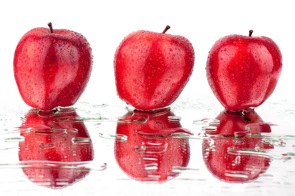 Drie Rode Appels Water Druppels Een Witte Spiegel Achtergrond Met — Stockfoto