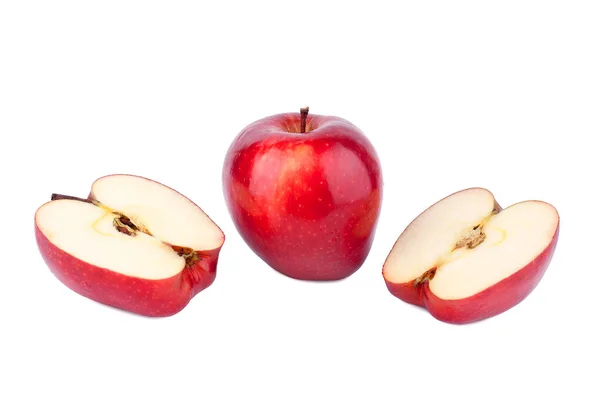 Czerwone Jabłko Dwie Połówki Jabłka Białym Tle Odizolowane Zbliżenie — Zdjęcie stockowe
