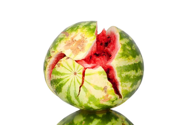 Wassermelone Mit Rissen Auf Weißem Spiegelhintergrund Mit Reflexion Isoliert Nahaufnahme — Stockfoto