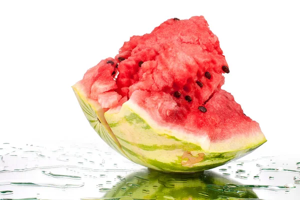 Stück Wassermelone Auf Weißem Spiegelhintergrund Wassertropfen Isoliert Nahaufnahme — Stockfoto