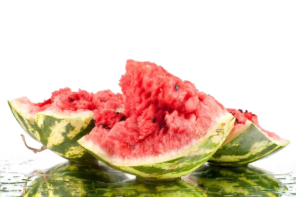 Wassermelone Scherben Auf Weißem Spiegel Hintergrund Wassertropfen Isoliert Nahaufnahme — Stockfoto