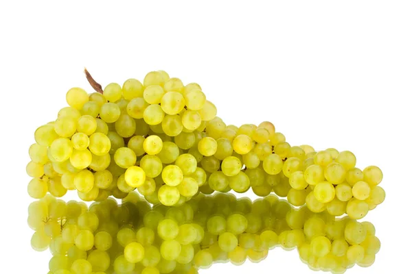 Ramo Uvas Blancas Sobre Fondo Espejo Blanco Aislado Cerca —  Fotos de Stock